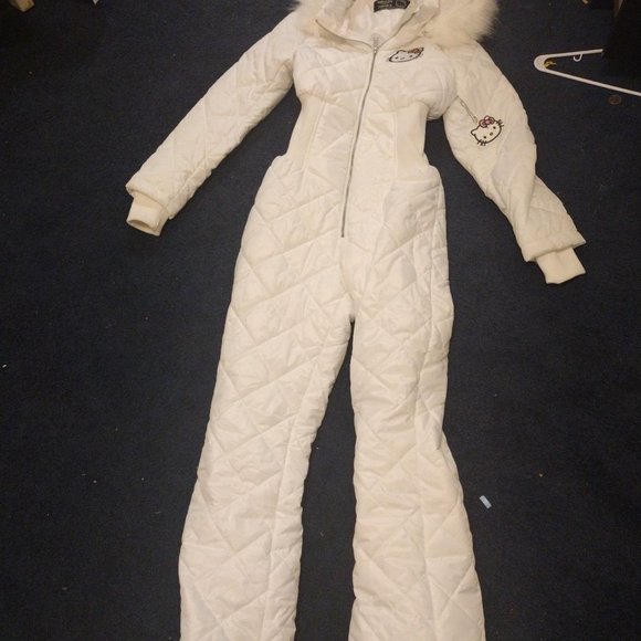 Limited Edition Hello Kitty snowsuit - Picture 2 of 3